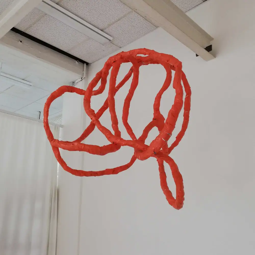 Ohne Titel III – Skulptur aus Klebeband, Zeitungspapier und Draht